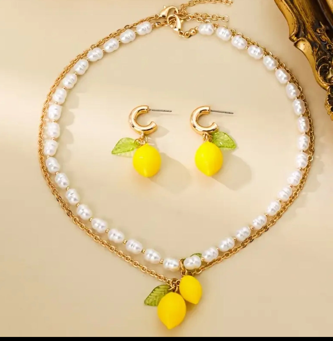 Parure Dolce Limone – Collier perles & Boucles d’oreilles citronnées