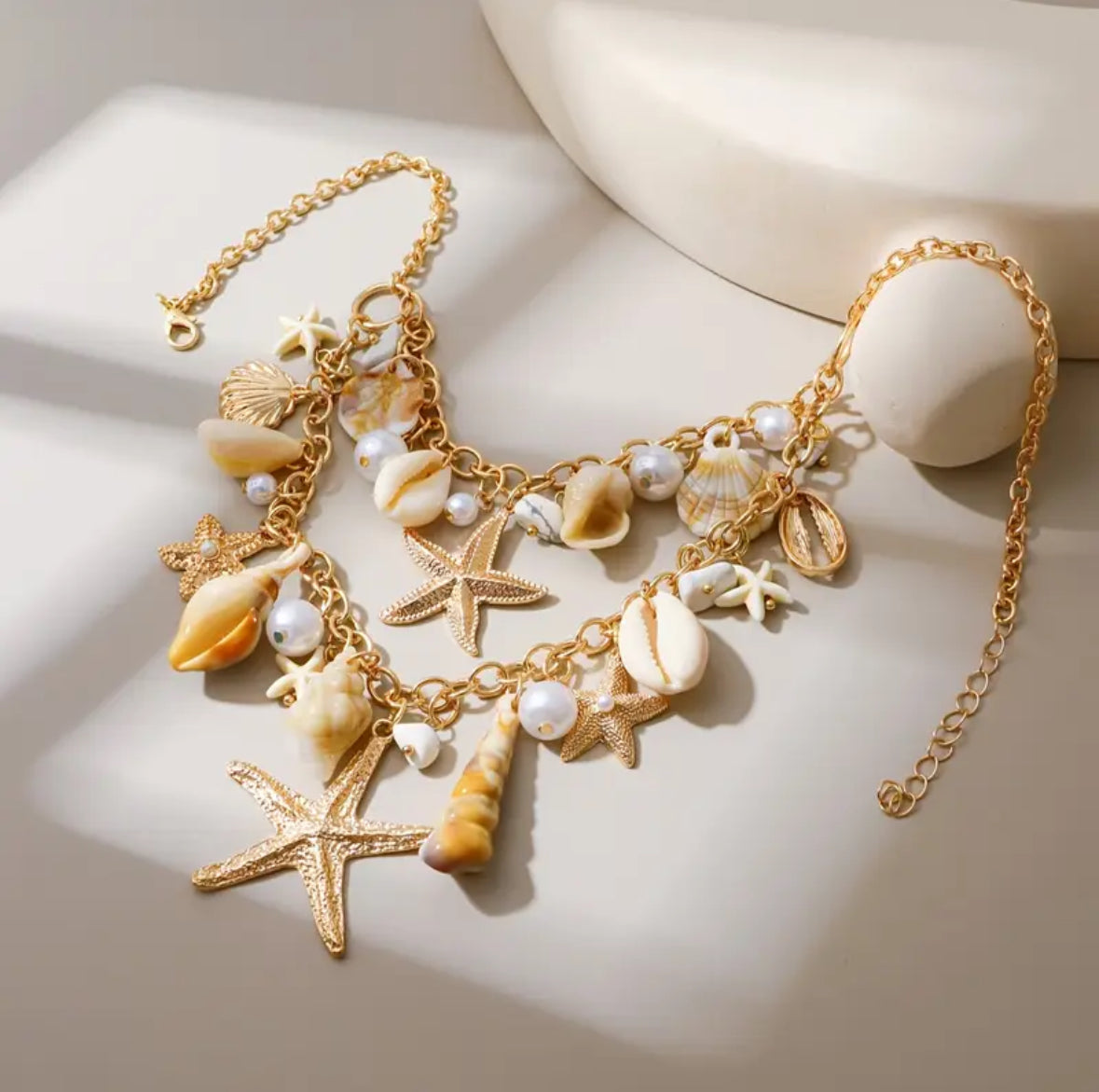 Collier “Sirène d’Or” – Coquillages, Étoiles de mer & Perles