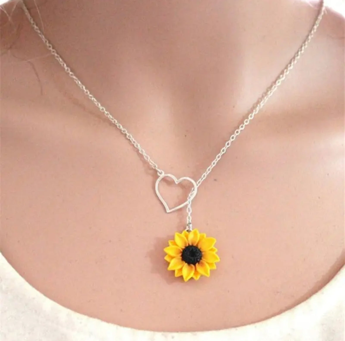 Collier Soleil d’Amour – Tournesol & Cœur Argenté