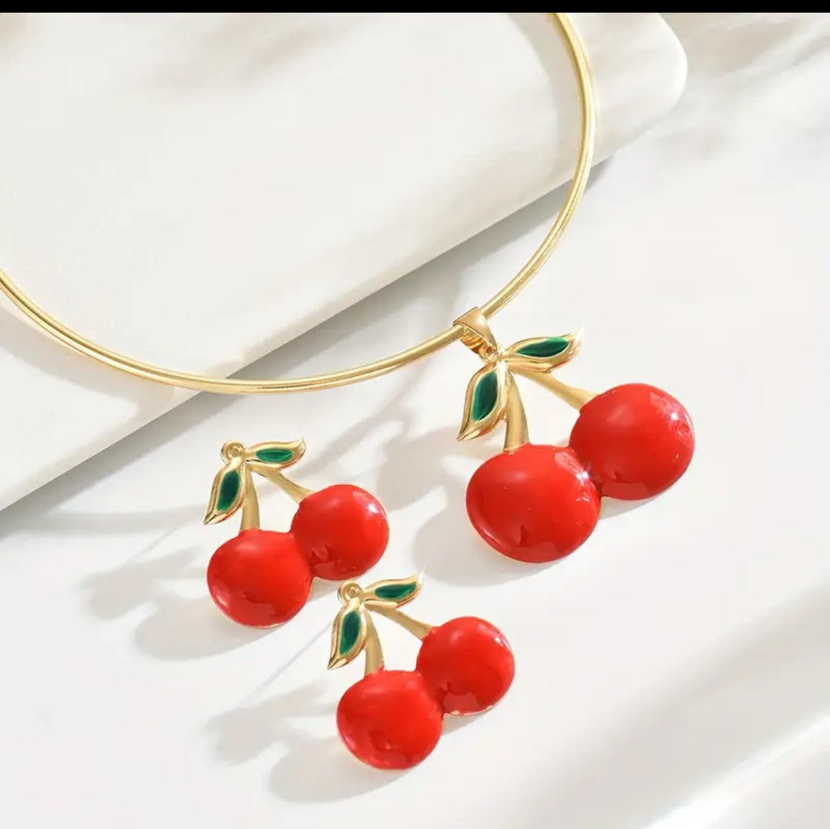 Parure Cerise Glam – Collier & Boucles d’oreilles assortis