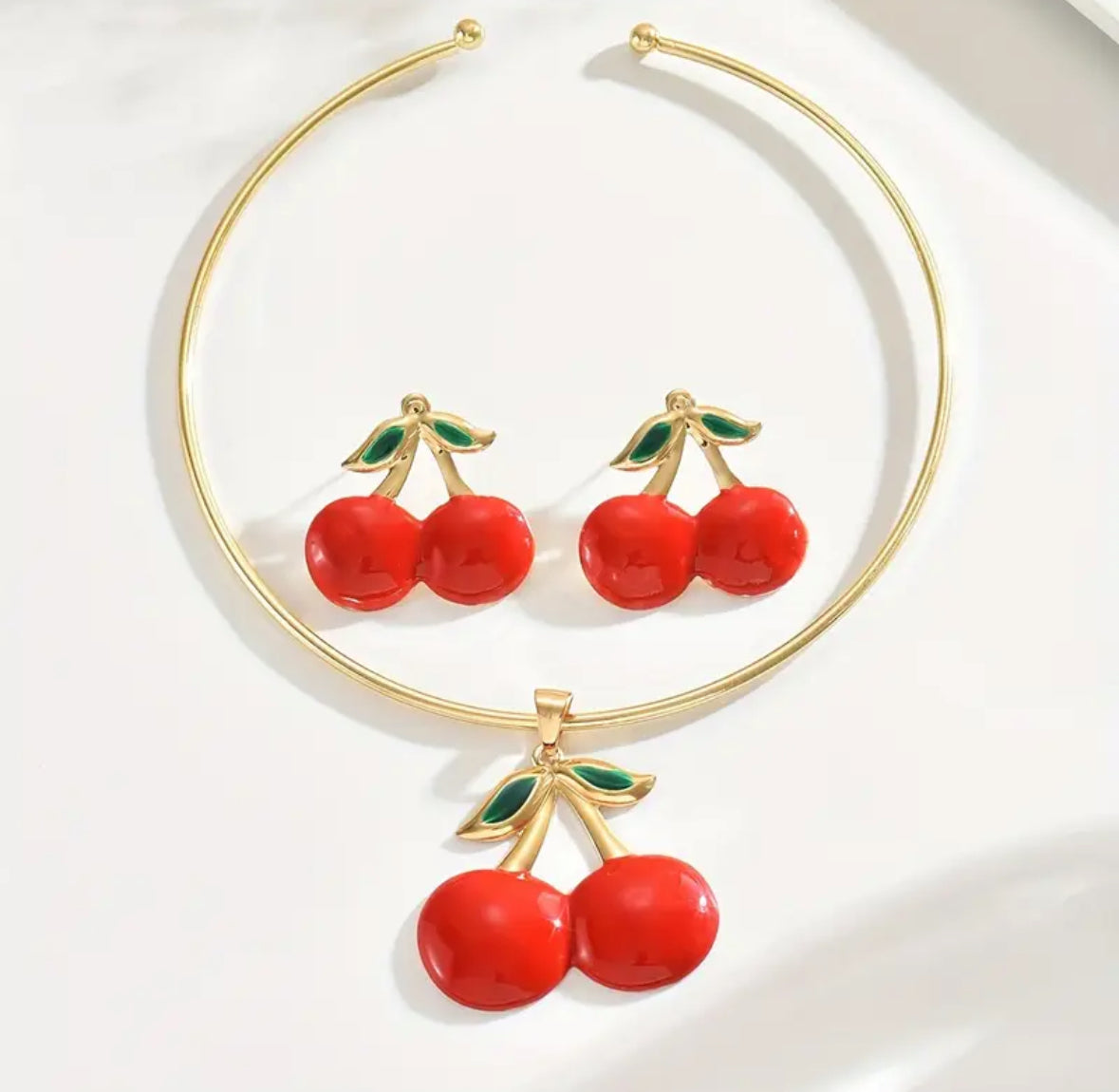 Parure Cerise Glam – Collier & Boucles d’oreilles assortis