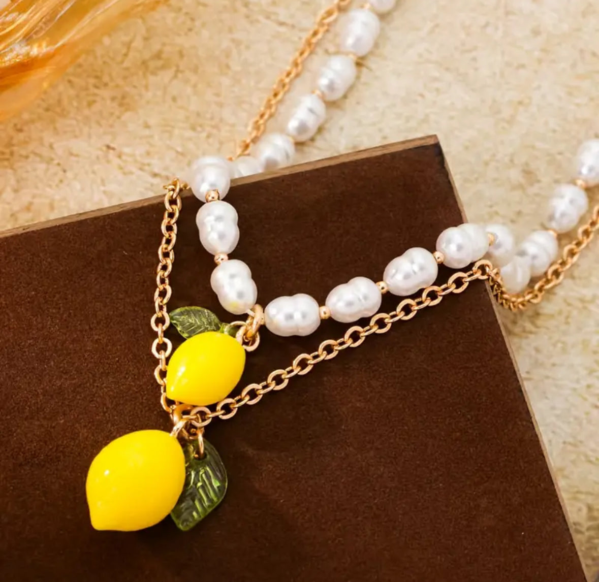 Parure Dolce Limone – Collier perles & Boucles d’oreilles citronnées