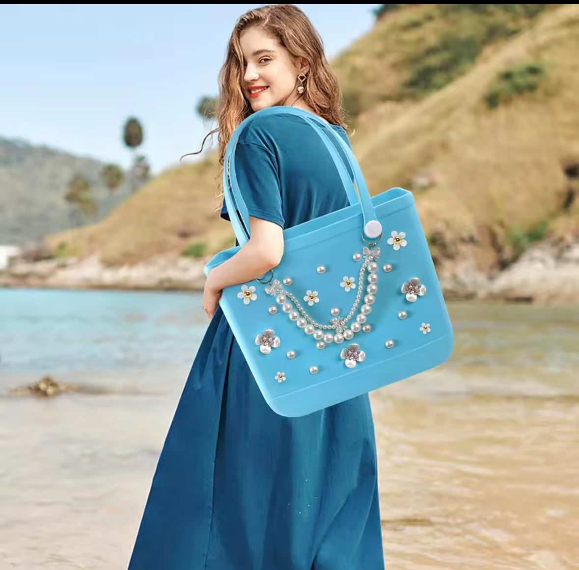 🩵 Sac “Éclat Azur” – Perles & Fleurs en bord de mer
